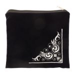 נרתיק תפילין מקטיפה כחולה, רקום בכסף עם עיטור פינתי.