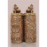 כיסוי לספר תורה מעוטר, בטקסטורת יהלומים, עם רקמה של סמלים יהודיים וחיפוי כיפות כסף וזהב.