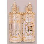 כיסוי לספר תורה מעוטר, בטקסטורת יהלומים, עם רקמה של מנורת שבעת הקנים וחיפוי כיפות כסף וזהב.