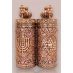 כיסוי נחושת לספר תורה, מעוטר בכתובות בעברית, ו-12 אבני חושן צבעוניות.