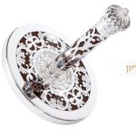 זוג עצי חיים לספר תורה, מעוטרים בזהב וכסף.