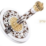 זוג עצי חיים לספר תורה, מעוטרים בזהב וכסף.