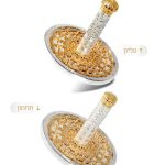 זוג עצי חיים לספר תורה, מעוטרים בזהב וכסף.