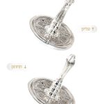 זוג עצי חיים לספר תורה, מצופים כסף ומעוטרים, עם רקמה מוזהבת באמצע.