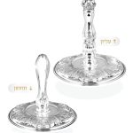 זוג עצי חיים לספר תורה, מצופים כסף ומעוטרים, עם רקמה מוזהבת באמצע.
