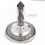 זוג עצי חיים לספר תורה, מצופים כסף ומעוטרים, עם רקמה מוזהבת באמצע.