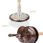 זוג עצי חיים לספר תורה, מעוטרים בזהב וכסף.