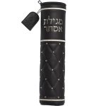 תיק מהודר למגילת אסתר – דמוי עור שחור עם תפירה יהלומית ונקודות נוי כסופות, כיתוב רקום "מגילת אסתר" ורוכסן עליון.