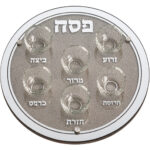 קערת פסח מהודרת מזכוכית בקוטר 36 ס"מ, עם רקע מנצנץ, כיתוב "פסח", שישה בומצים מסומנים ואבני נוי.
