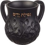 נטלה מהודרת מפוליריזן שחורה עם עיטור עלים בולטים, גובה 14 ס"מ
