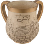 נטלה מהודרת מפוליריזן בגוון בז׳ עם ציורי ירושלים, גובה 14 ס״מ